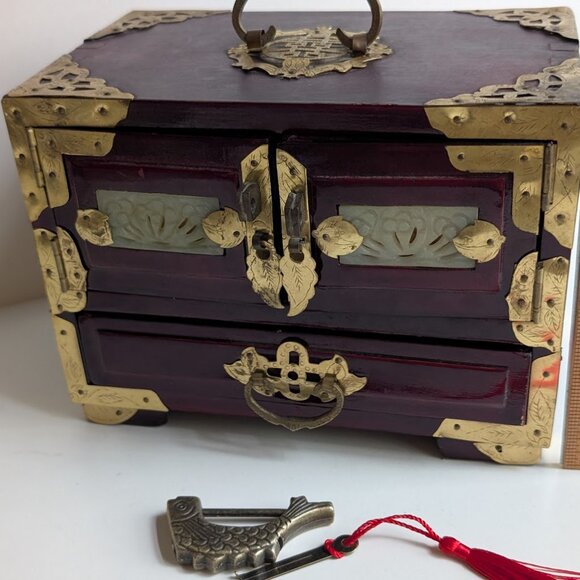 Vtg Asian Chinese Hand Carved Jade Stone Brass Wood Jewelry Trinket Box W/ Lock - Picture 9 of 13